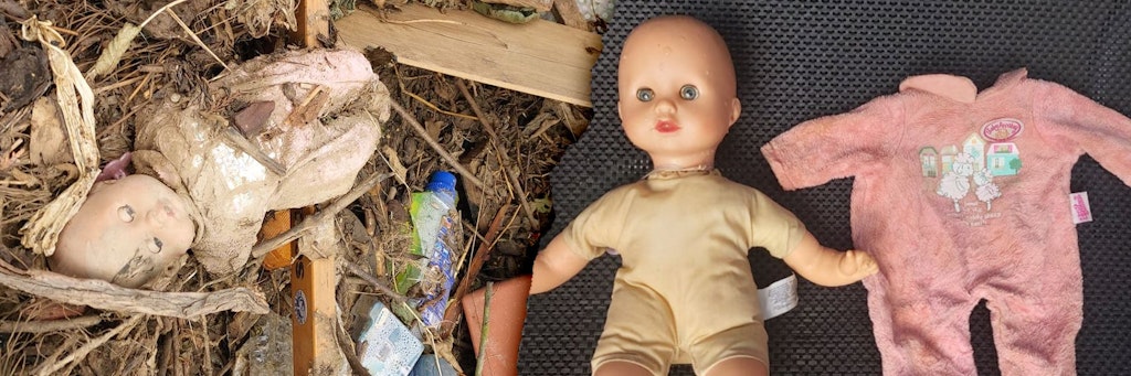 Mit diesen Fotos wird im Hochwassergebiet nach der Puppen-Mutti gesucht.