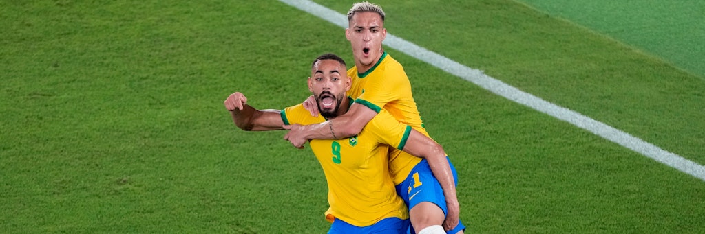 Hertha-Star Matheus Cunha bejubelt sein Finaltor zum 1:0 gegen Spanien zusammen mit Brasiliens Antony. 