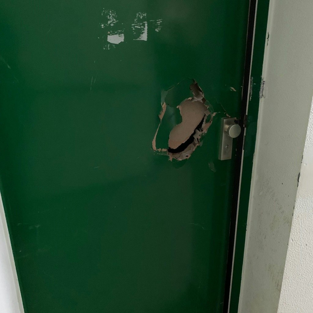 Die Feuerwehr hatte Türen eingeschlagen, für den Fall, dass dahinter jemand schlief und durch Rauch in Gefahr war.