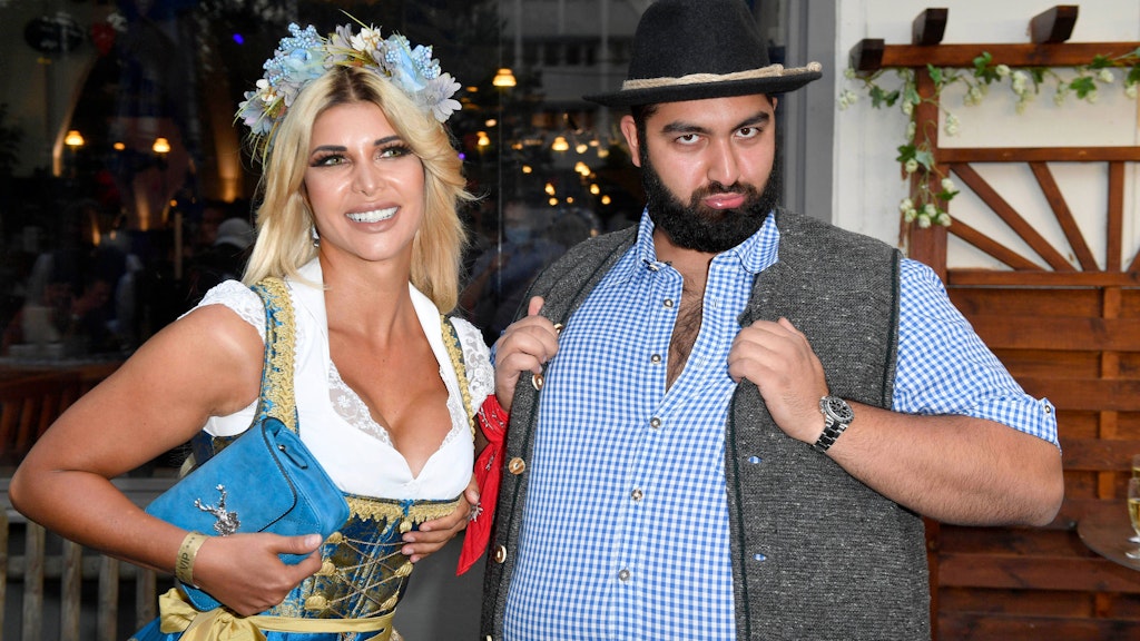 Micaela Schäfer und Faisal Kawusi beim Fassanstich bei der 9. Hofbräu Berlin Wiesn.