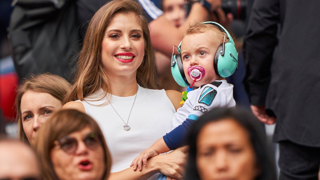 Cathy Hummels mit dem gemeinsamen Sohn Ludwig bei einem Spiel des FC Bayern im Jahr 2019.