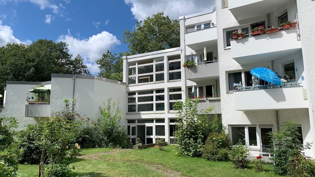 Unter diesem Flügel des Hauses brannte es im Keller, auf der Wiese wurde die mutmaßliche Brandstifterin wiederbelebt. Ein Teil der Wohnungen hat jetzt keinen Strom.