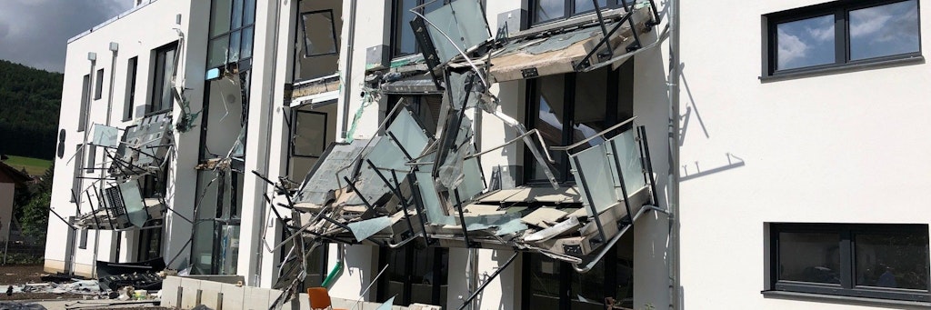 Balkone abgerissen, Fenster zerstört, Fassade ramponiert: Der Neubau nach der Bagger-Attacke.