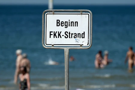 Schild - Verbotsschild - FKK-Bereich - Bitte respektieren Sie die Freikörperkultur