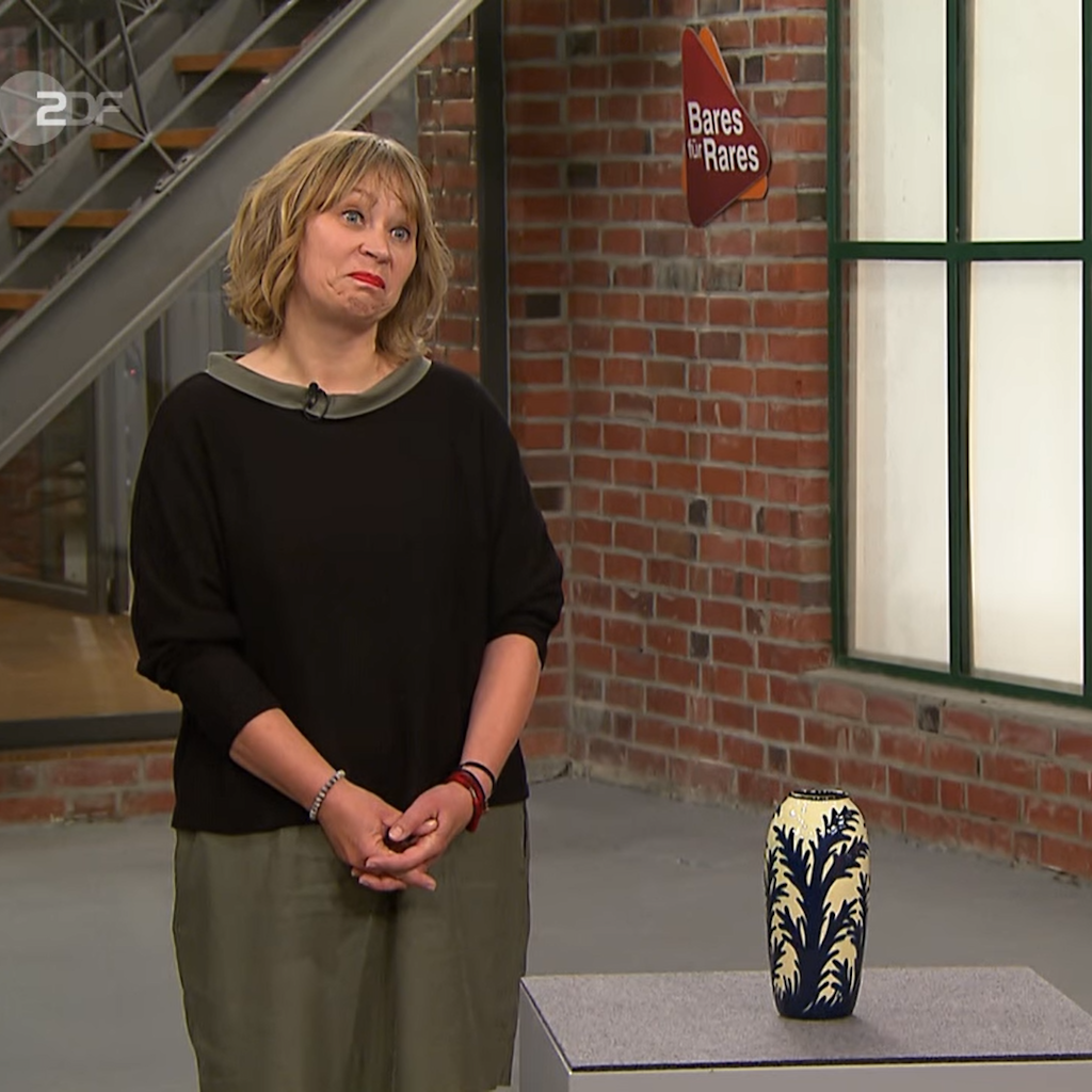 „Bares für Rares“-Kandidatin Anke Niehoff mit ihrer besonderen Vase im Händlerraum.