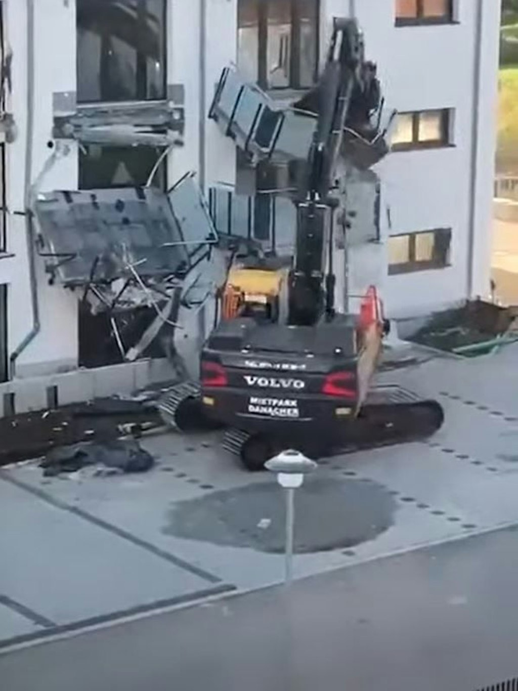 ... und der dritte Balkon muss dran glauben, zeigt ein Video.<br>