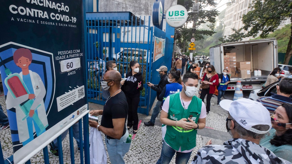 Zahlreiche Menschen warten in Sao Paulo in Brasilien in einer Schlange vor einem kommunalen medizinischen Zentrum, um sich mit dem Corona-Impfstoff von Biontech/Pfizer impfen zu lassen. 