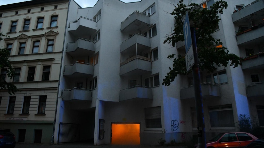 Die Beleuchtung der verrauchten Tiefgarage erweckte den Eindruck, auch hier brenne es. 