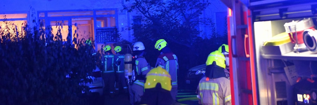  Die über 75 Feuerwehrleute mussten den Brand im Keller des fünfgeschossigen Hauses erst suchen.
