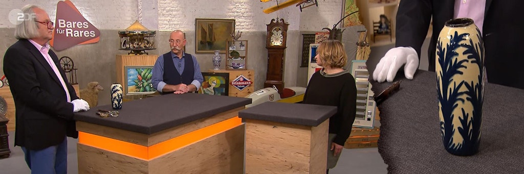 Diese Vase gehört zu den Lieblings-Exponaten von Kunsthändler Albert Maier (links). Besitzerin Anke Niehoff zahlte nur drei Euro dafür. Da staunte auch „Bares für Rares“-Moderator Horst Lichter (Mitte).
