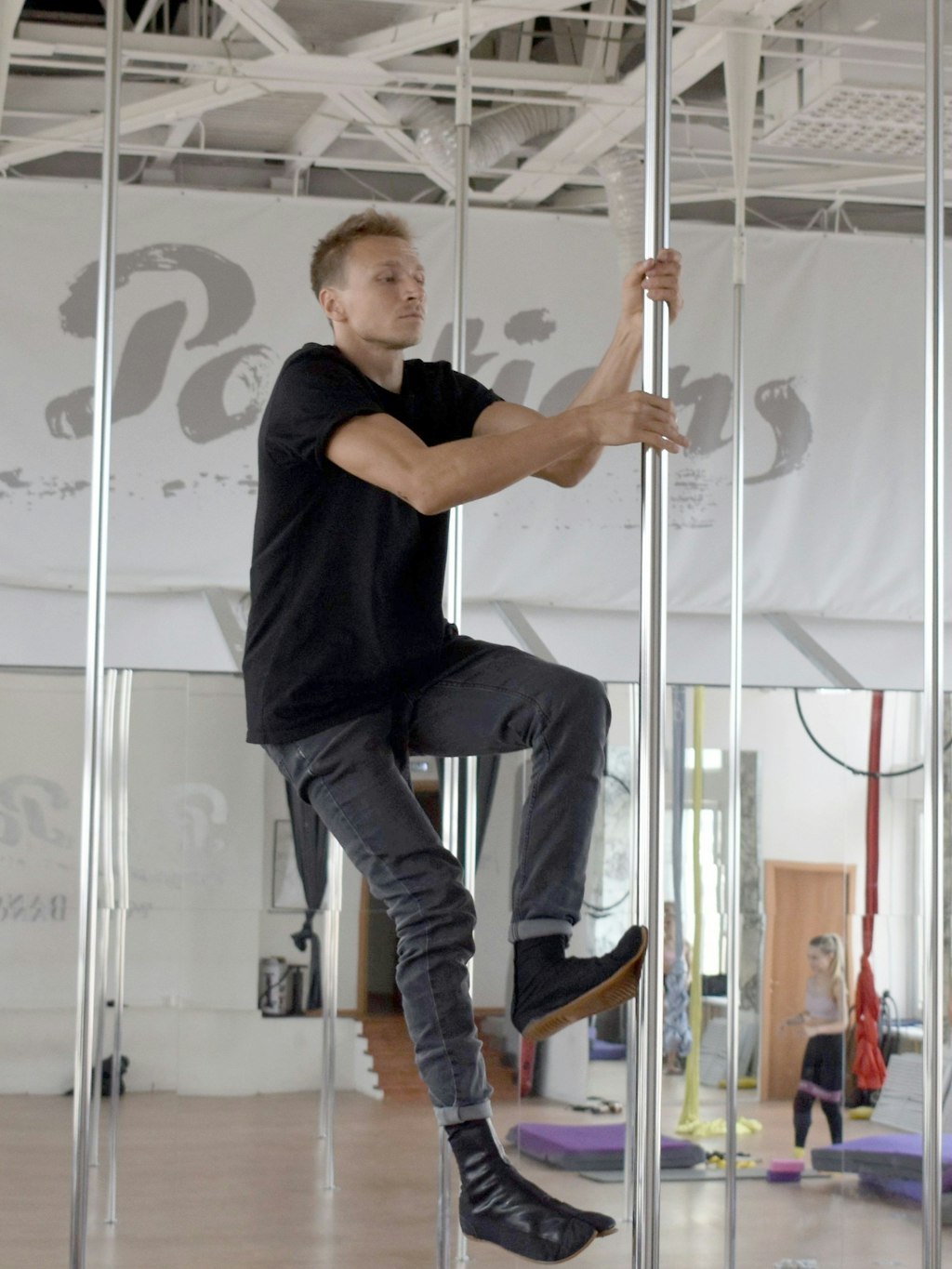 Dmitri Politow gehört zu den weltbesten Poledancern. 