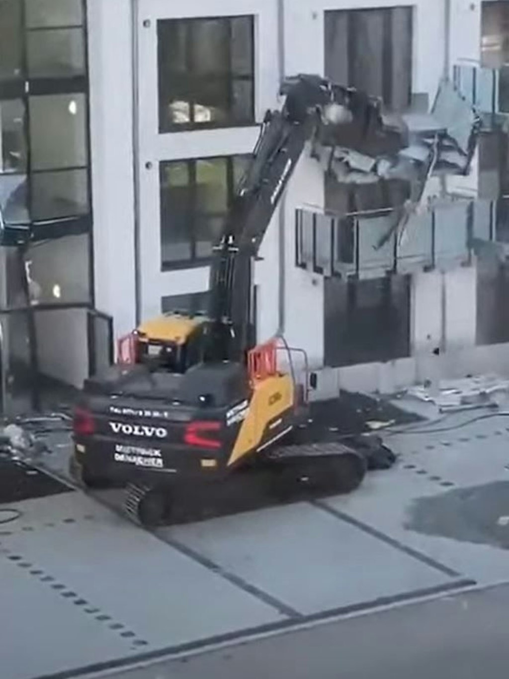 Fenster sind schon kaputt, jetzt nimmt sich der Baggerfahrer den ersten Balkon vor ...