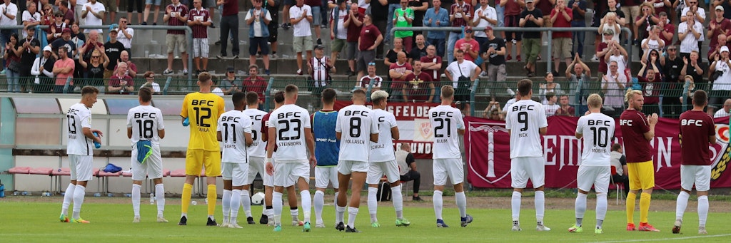 Wurde trotz der hohen Pleite nach dem Schlusspfiff von den Rängen gefeiert: die Mannschaft des BFC Dynamo. 