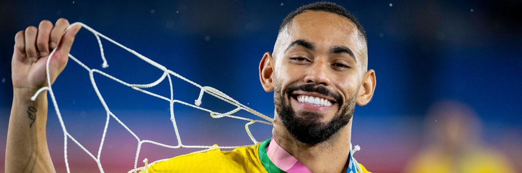 Ein Stück vom Tornetz und die Goldmedaille. Matheus Cunha hat schöne Andenken aus Japan mitgebracht. 