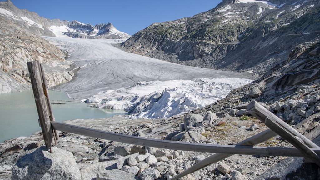 Der Schweizer Rhonegletscher in der Nähe des Furkapasses wurde schon mit weißen Planen bedeckt, um sein Abschmelzen zu verringern. 