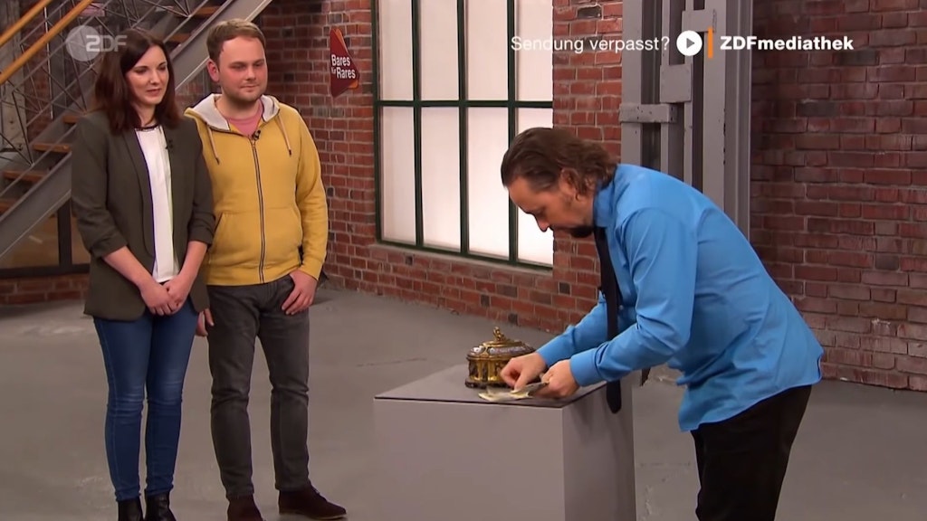 „Bares für Rares“-Händler Wolfgang Pauritsch bekommt den Zuschlag und für 4100 Euro die Schmuckschatulle.