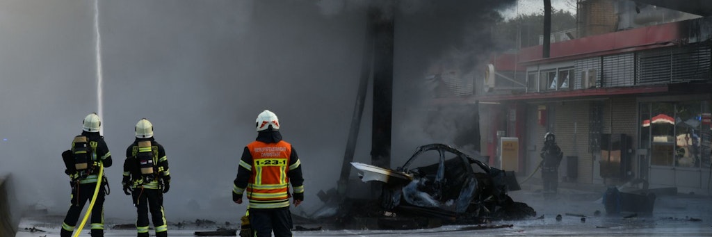 Hessen: Die Feuerwehr löscht einen Brand an der Autobahn-Tankstelle Gräfenhausen-Ost. 