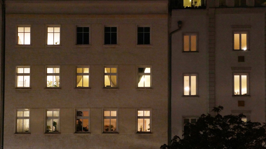 Beleuchtete Fenster gewähren für einen Moment Einblicke in andere Welten.