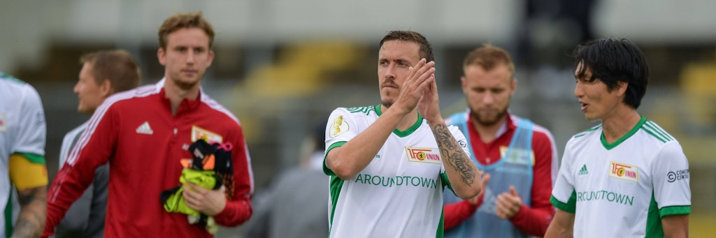 Max Kruse bedankt sich bei den mitgereisten Union-Fans nach dem 1:0-Pokalsieg bei Türkgücü München.