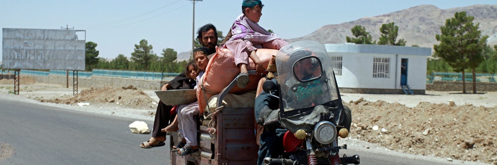 Eine Familie flüchtet aus dem Gebiet der umkämpften Stadt Herat. Über 1000 Zivilisten wurden laut UN allein im Juli in Afghanistan getötet oder verwundet.
