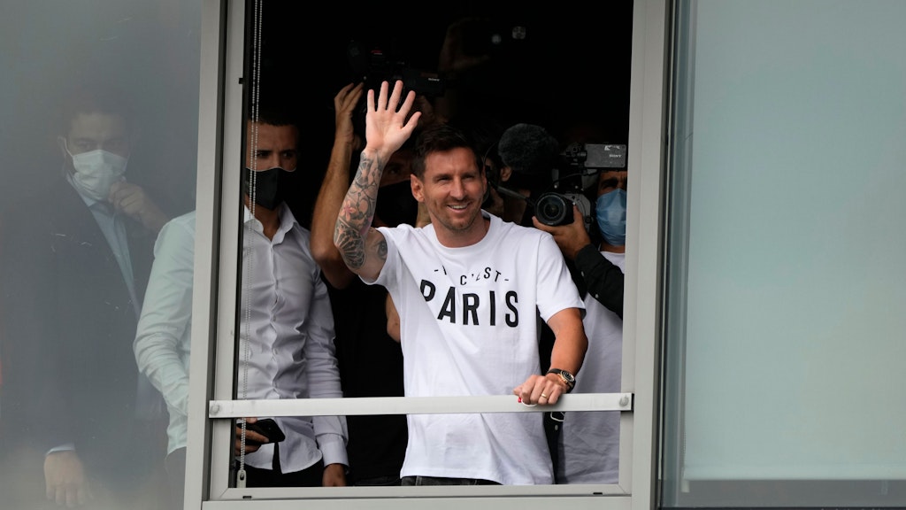 Am Dienstagmittag hatte das lange Warte ein Ende: Messi begrüßte kurz die Fans am Flughafen, trug dabei bereits ein Paris-T-Shirt.