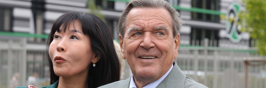  Altkanzler Gerhard Schröder (SPD) mit seiner Ehefrau Soyeon Kim 2018 in Hannover
