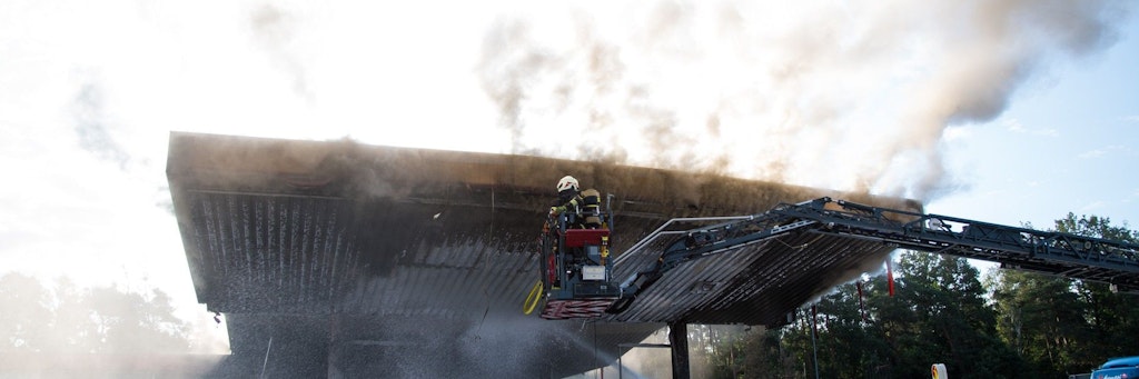 Inferno am Montag im hessischen Weiterstadt: Die Feuerwehr löscht einen Brand an der Autobahn-Tankstelle Gräfenhausen Ost. 