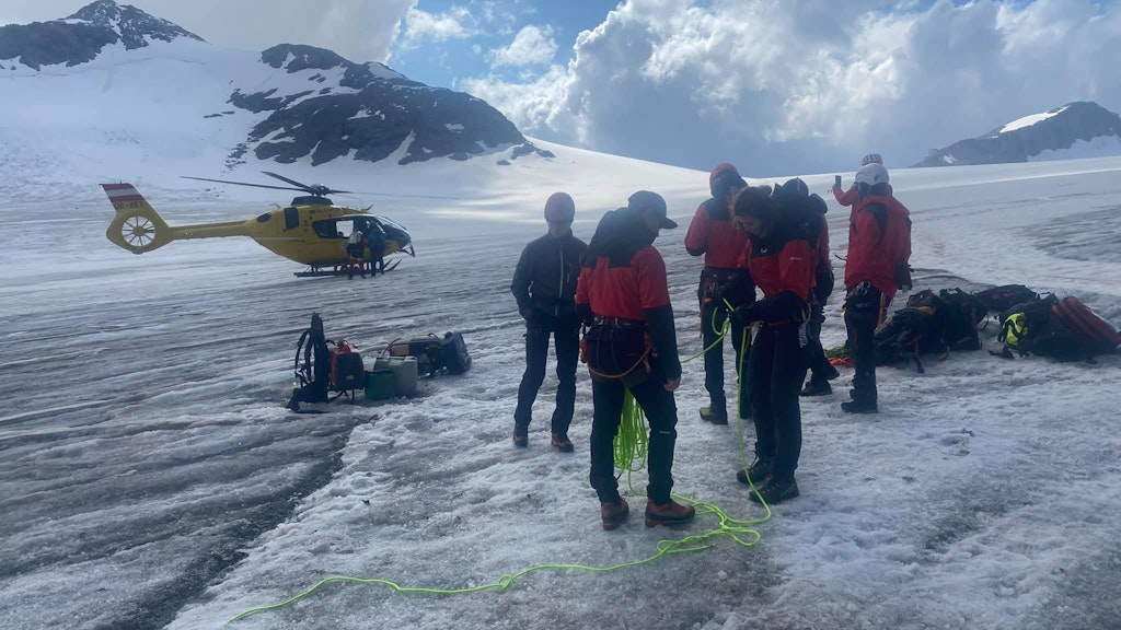 Die Rettungsmannschaft auf dem Gletscher in 3000 Metern Höhe.