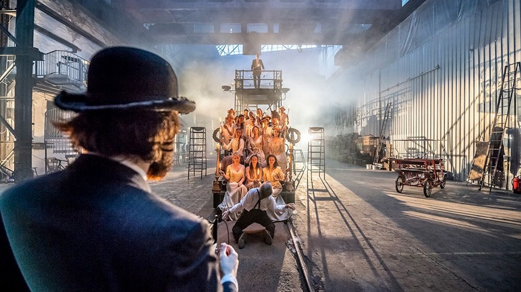 Riesen-Kulisse für ein unspielbares Theaterstück. Szenenbild aus der Inszenierung „Die letzten Tage der Menschheit“ von Paulus Manker.