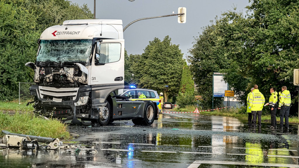 Auf einer Ampelkreuzung bei Hannover prallt ein Lkw in die Seite eines Linienbusses.