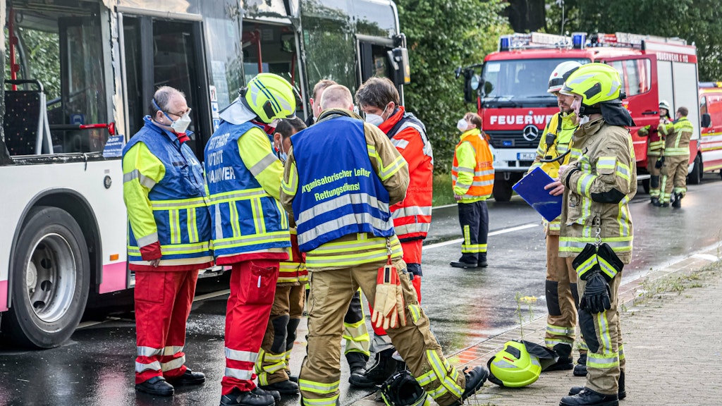  In Langenhagen ist ein Linienbus mit einem LKW zusammengestoßen. 