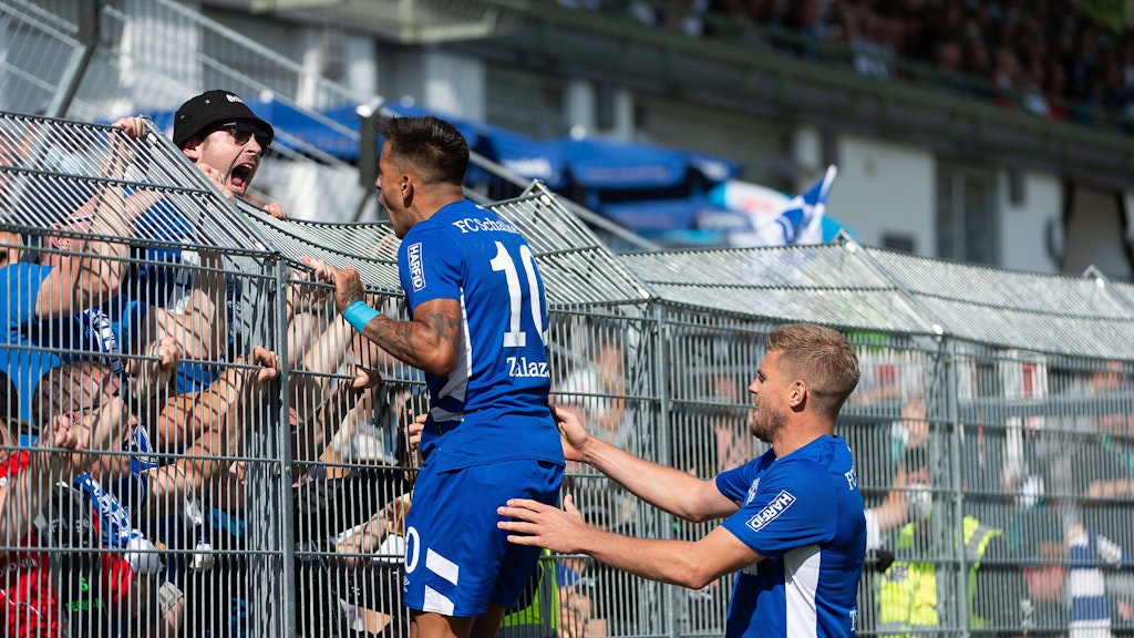 Jubeln jetzt in Liga 2: Rodrigo Zalazar und Simon Terodde vom FC Schalke 04.