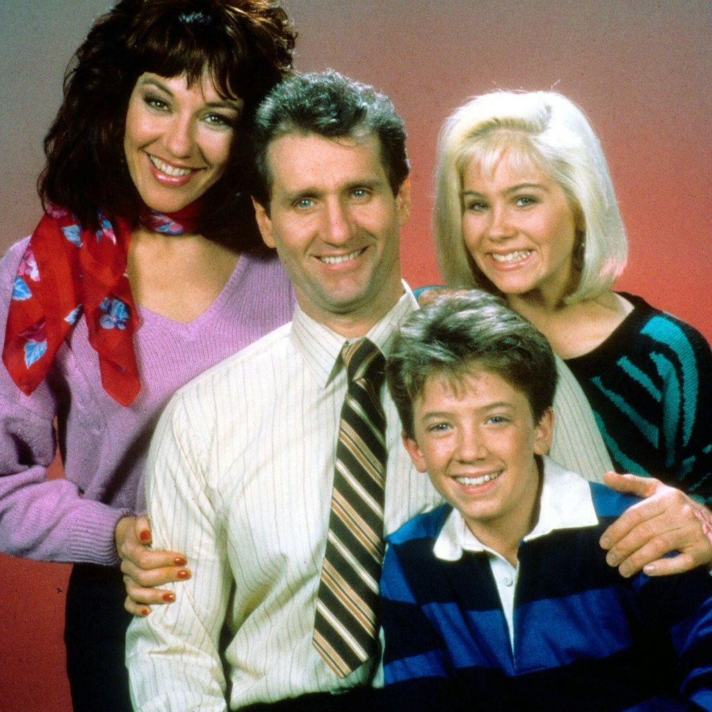 Christina Applegate (r.) mit Katey Segal, Ed O'Neill und David Faustino (v.l.) als Familie Bundy aus der bekannten Sitcom „Eine schrecklich nette Familie“.