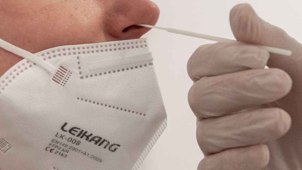Ein Corona-Tester führt einen Schnelltest durch. Diese Leistung soll bald kostenpflichtig werden.