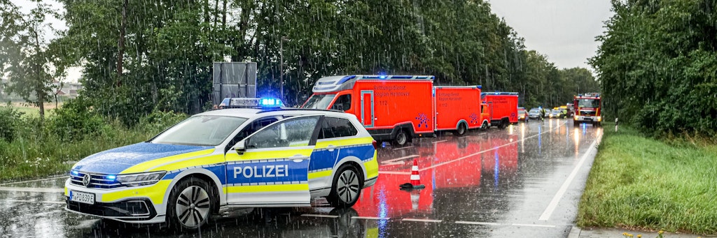 Schreckliches Unglück bei Hannover: Eine Frau stirbt, 19 Menschen werden bei dem Verkehrsunfall verletzt.