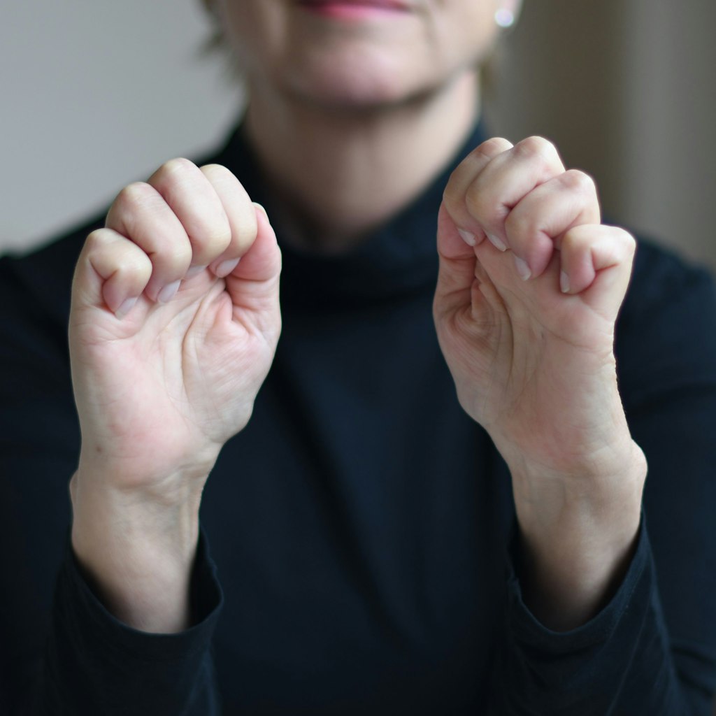 Die „Kleine Faust“: Bei dieser Übung werden nur die Fingerspitzen eingerollt.
