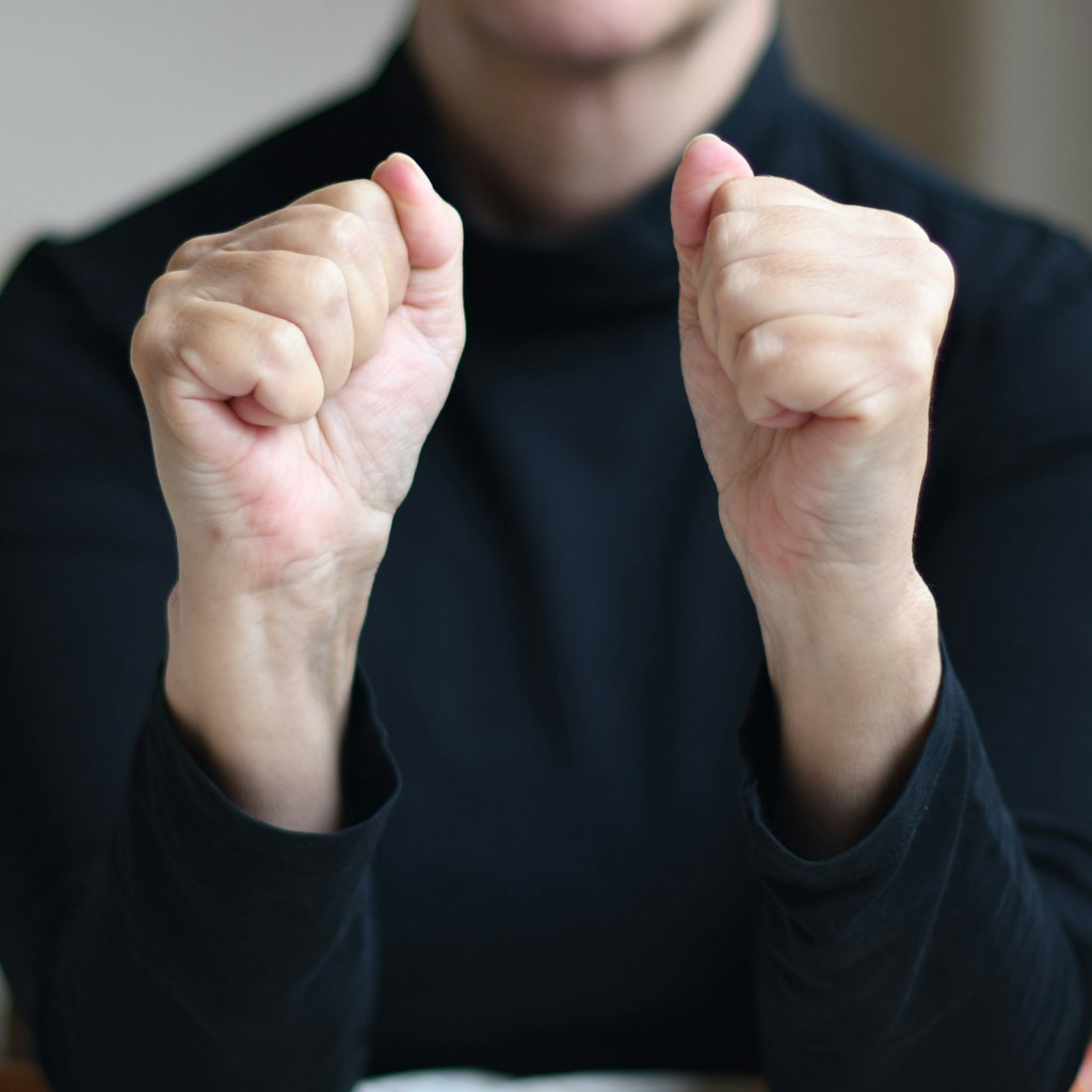 Bei der Übung „Große Faust“ werden die Fingerspitzen in den Handinnenflächen vergraben.