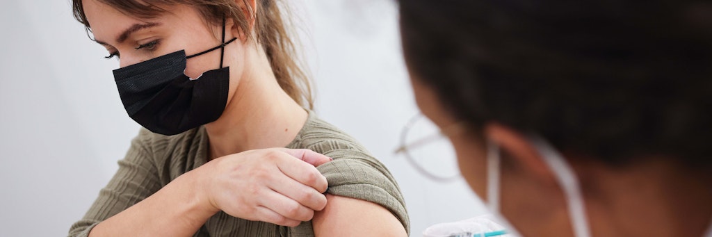 Eine Frau bekommt ihre Zweitimpfung mit dem Impfstoff von Biontech/Pfizer