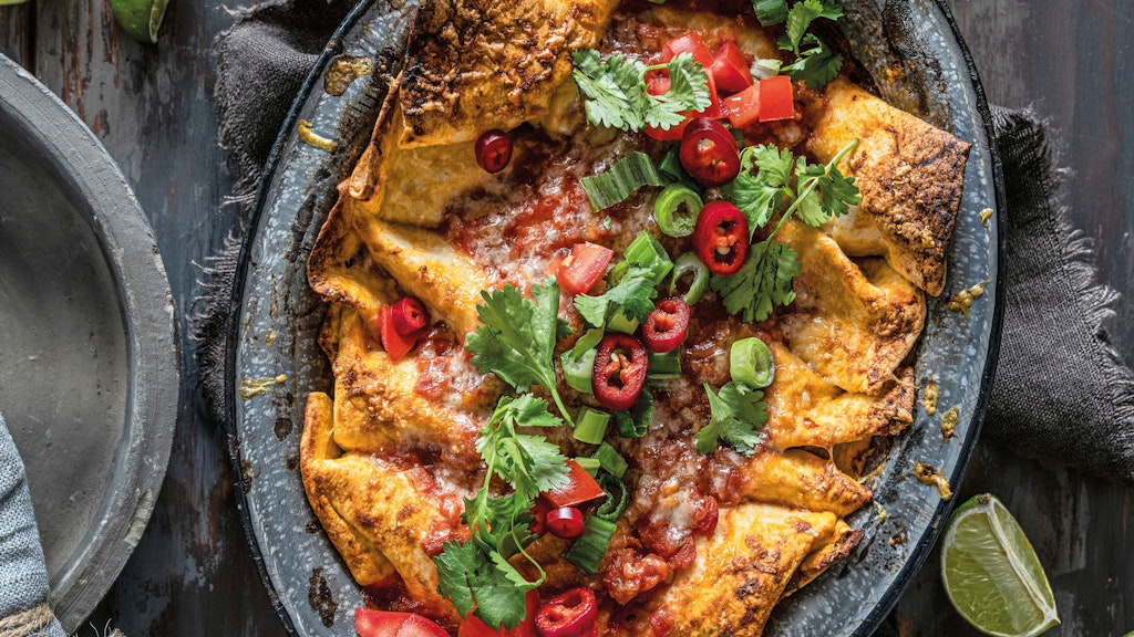 Enchiladas werden gefüllt, eingerollt, mit einer würzigen Tomatensoße übergossen und mit Käse überbacken. 