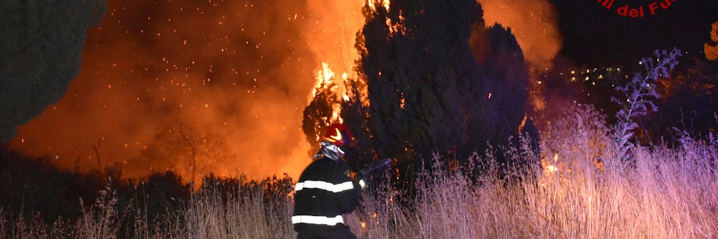 Das von der italienischen Feuerwehr veröffentlichte Foto zeigt einen Brand im Norden der Gebirgskette Madonie in der Nähe von Palermo in den frühen Morgenstunden. Die Temperaturen erreichen auf der Insel Sizilien Rekordwerte, während die Region weiter von zahlreichen Waldbränden heimgesucht wird. 