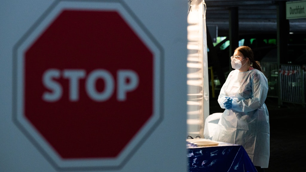 Eine Helferin wartet auf Bürger, die sich mit einem Schnelltest auf das Coronavirus testen lassen wollen. 