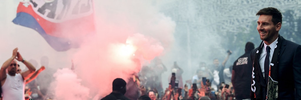 Lionel Messi (r.) wurde in Paris von den PSG-Fans frenetisch empfangen.