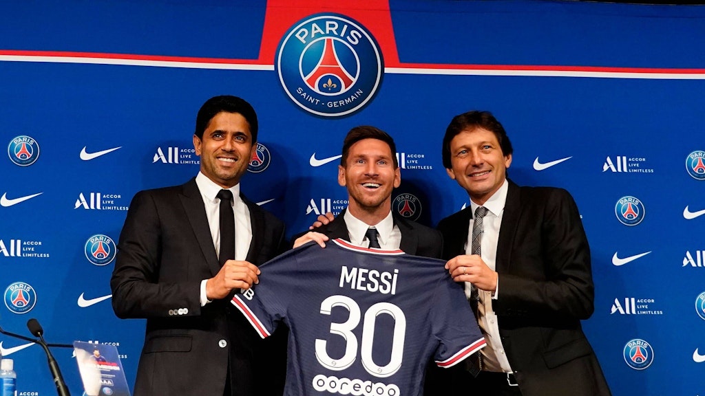 PSG-Boss Nasser Al-Khelaifi (l.) präsentiert mit Sportdirektor Leonardo und Lionel Messi das neue Trikot des Pariser Superstars.