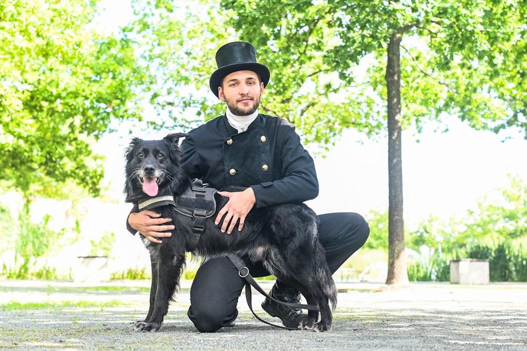  Schornsteinfeger Niko Kardinal (27) lässt sich mit Hund Aslan ablichten.<br>