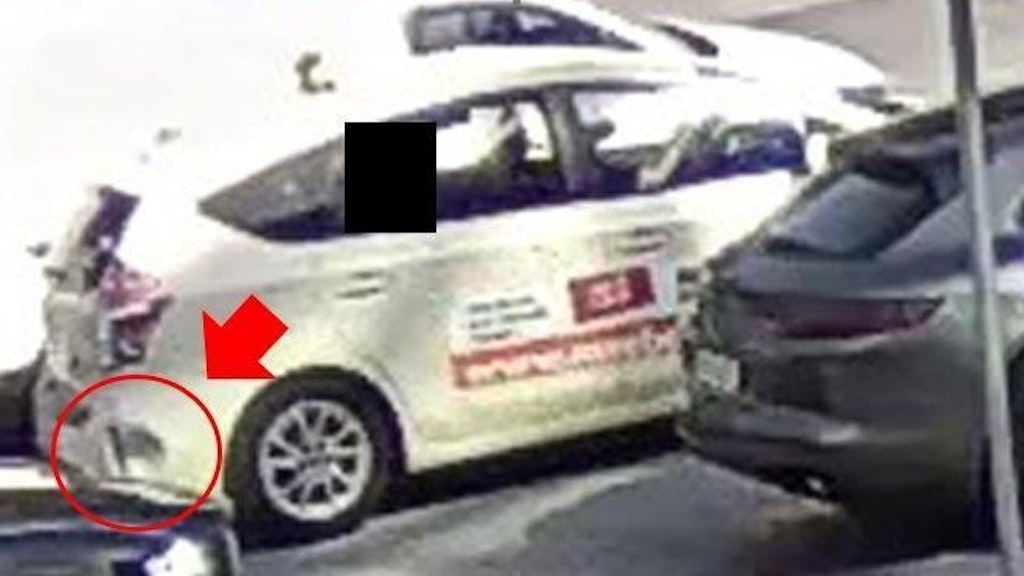 Mit diesem Bild aus einer Überwachungskamera sucht die Polizei nach dem Taxi, in dem die Leiche zum Bahnhof gebracht worden sein soll.