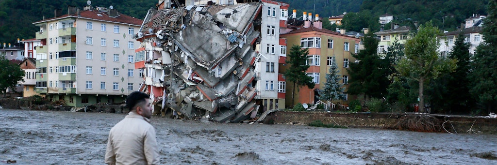 Ein Mann sieht zu, wie das Hochwasser in der türkischen Provinz Kastamonu vorbeifließt. Auf der anderen Seite des Stroms steht ein halb eingestürztes Haus. Sintflutartige Regenfälle haben die Provinzen Bartin, Kastamonu, Sinop und Samsun am Schwarzen Meer heimgesucht. 