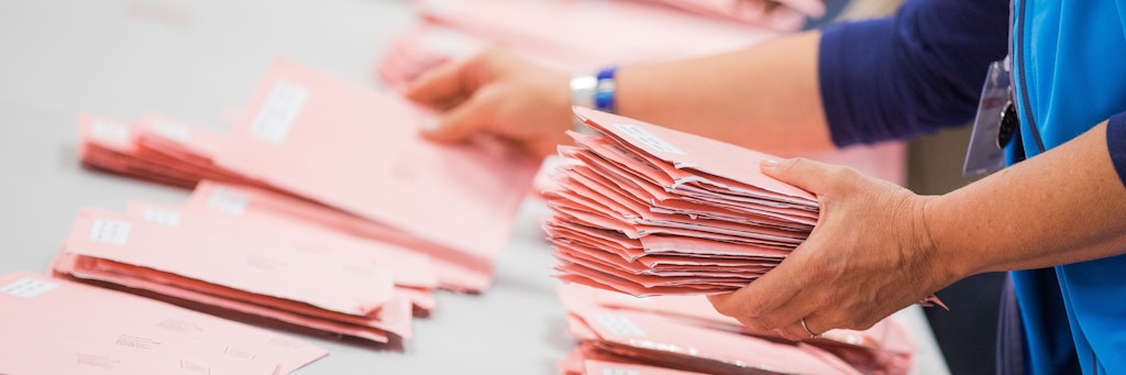 Wahlhelfer sortieren die roten Wahlbriefe für die Bundestagswahl 2017. Der Briefwahl-Anteil wächst von Wahl zu Wahl.
