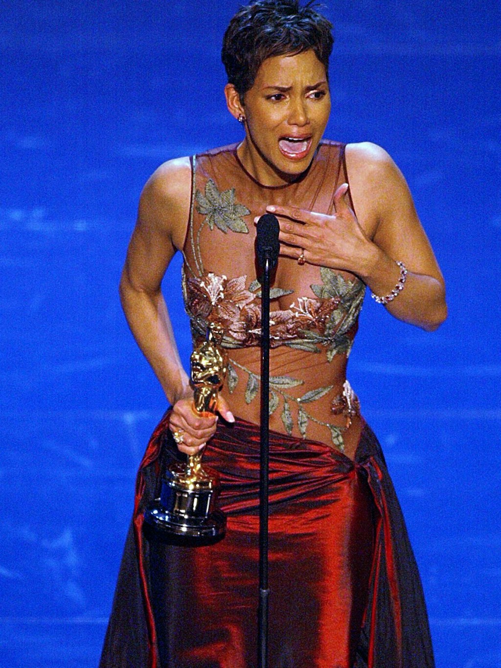 Unter Tränen nimmt die US-Schauspielerin Halle Berry bei der 74. Oscar-Verleihung 2002 im Kodak Theatre in Hollywood als erste Schwarze einen Oscar entgegen.