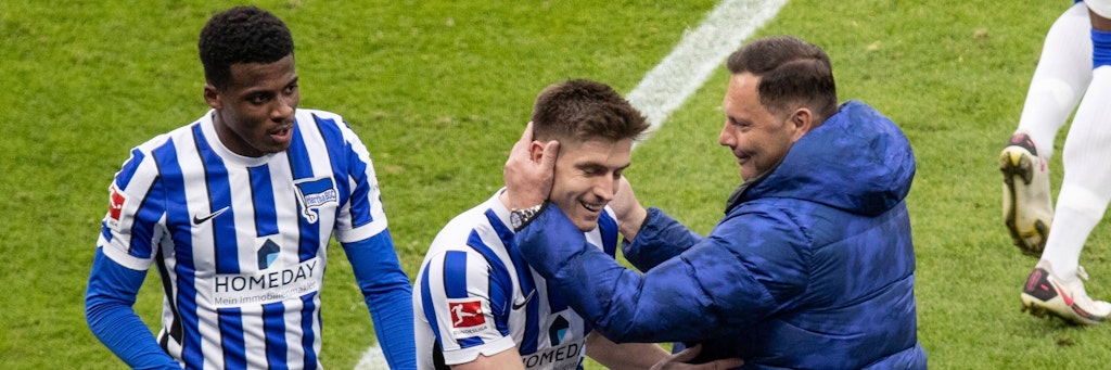 Das Lachen ist zurück: Krzysztof Piatek (M.) meldet sich nach drei Monaten wieder gesund und macht Hertha-Trainer Pal Dardai (r.) damit glücklich.