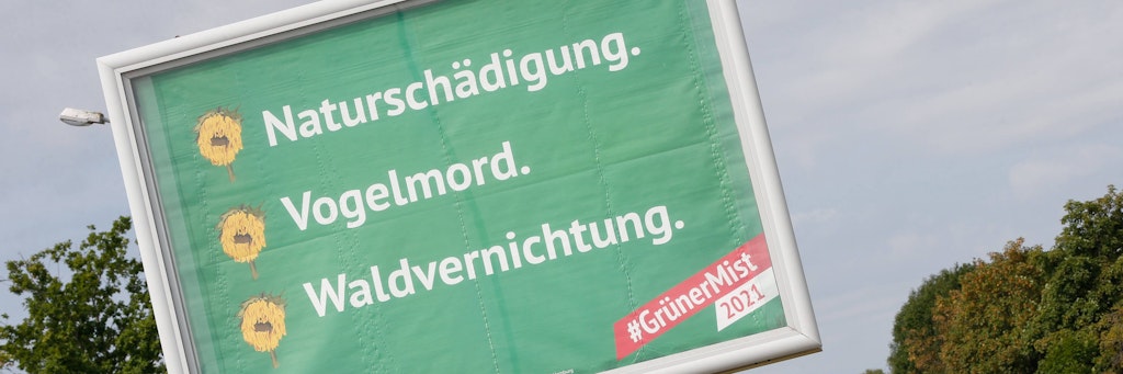 Wie hier in Wolfsburg tauchen in vielen Städten die Anti-Grünen-Plakate auf.